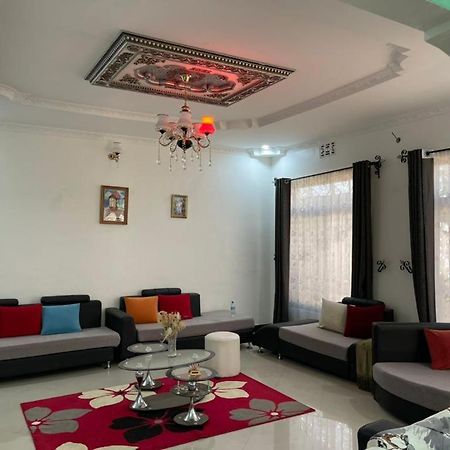Хостел Evelina House Boma la Ngombe Экстерьер фото
