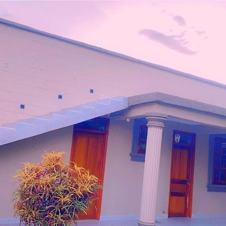 Хостел Evelina House Boma la Ngombe Экстерьер фото