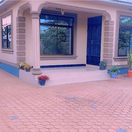 Хостел Evelina House Boma la Ngombe Экстерьер фото