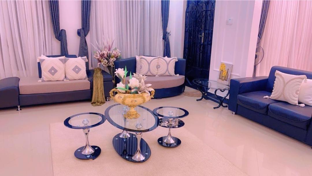 Хостел Evelina House Boma la Ngombe Экстерьер фото