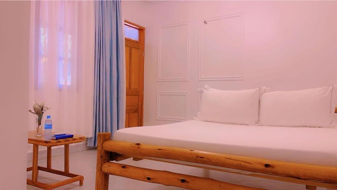 Хостел Evelina House Boma la Ngombe Экстерьер фото