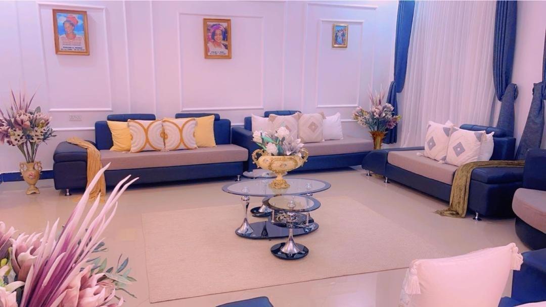 Хостел Evelina House Boma la Ngombe Экстерьер фото