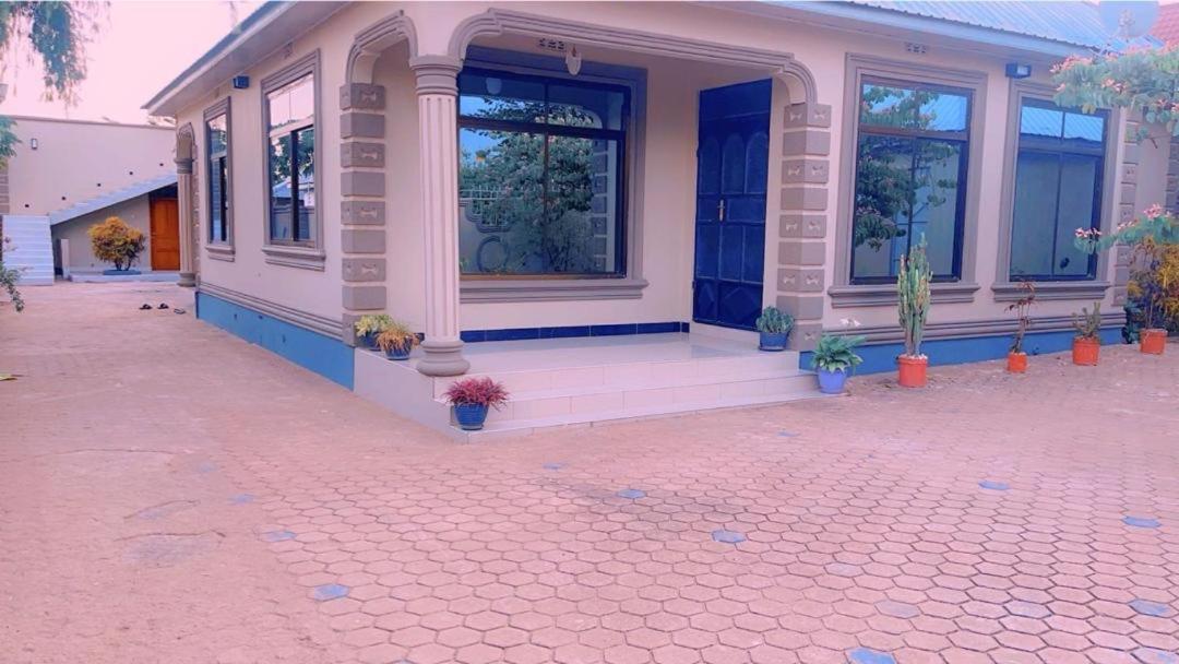 Хостел Evelina House Boma la Ngombe Экстерьер фото