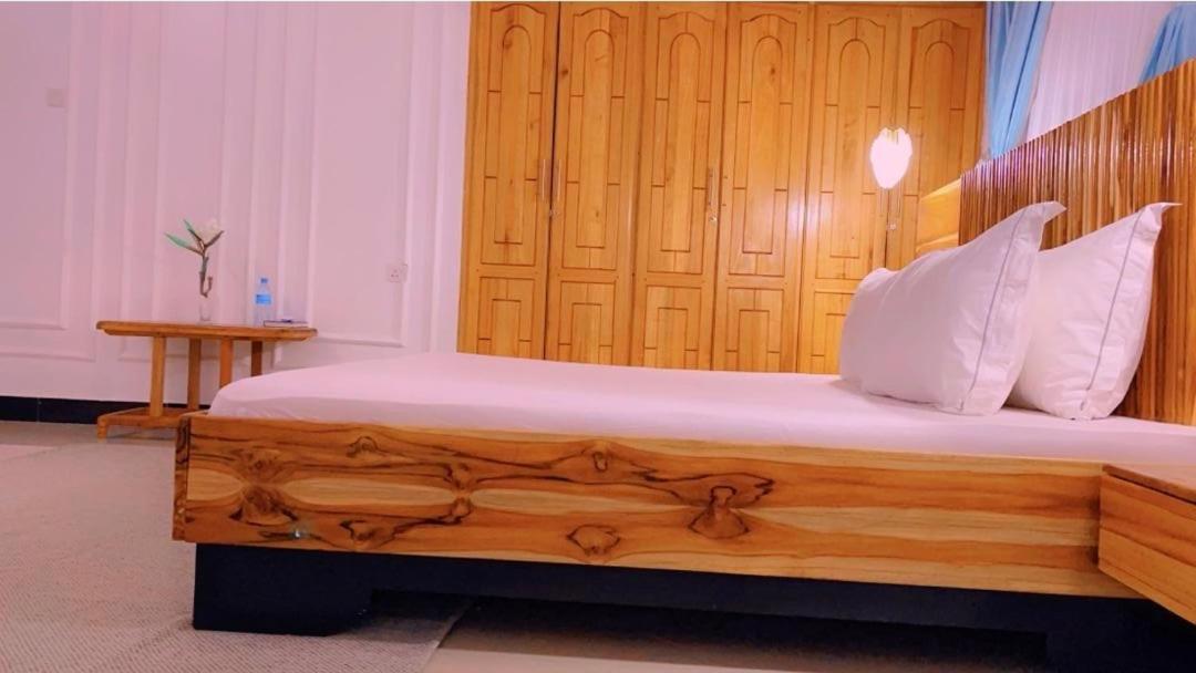 Хостел Evelina House Boma la Ngombe Экстерьер фото